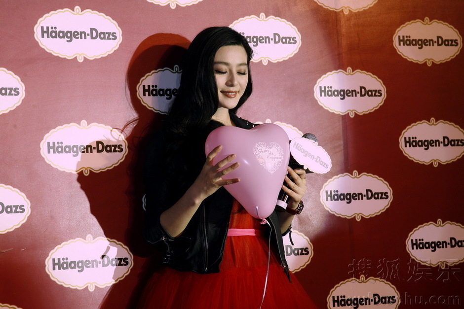 Chinese actress Fan Bingbing makes a wish on a promotion activity on Feb. 11, 2011. She wishes her Mr. Right to come to her soon.