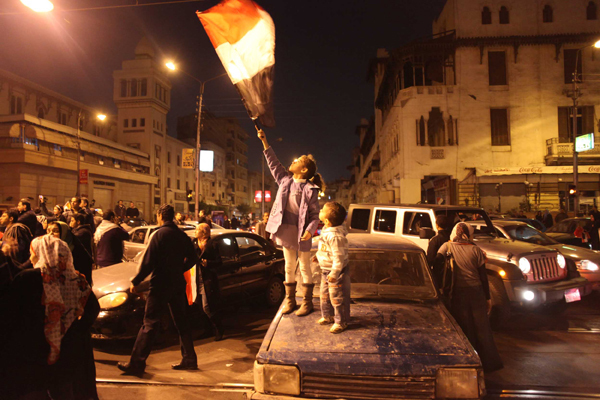 Egyptian people celebrate Hosni Mubarak’s resignation in front of the presidential palace in Cairo on February 11, 2011. [Xinhua photo]