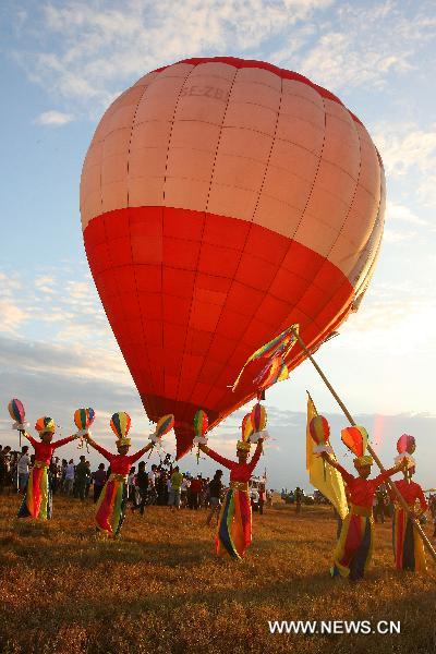 Dancers perform during the 16th Philippine International Hot-Air Balloon Fiesta at the Clark Freeport Zone in Pampanga, north of Manila, the Philippines, Feb. 10, 2011.