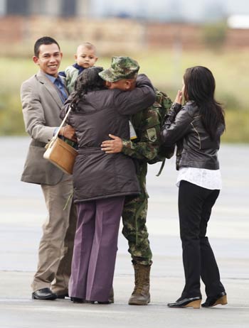 Colombian marine Henry Lopez embraces his relatives upon his arrival at Catam airport in Bogota February 11, 2011. Revolutionary Armed Forces of Colombia (FARC) rebels on Friday released kidnapped local politician Armando Acuna and captive marine Lopez to a Red Cross team who flew into the country's southern jungles in the latest rebel hostage handover. [Xinhua]