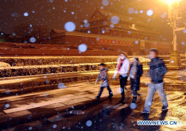 Tourists are seen in the Tian&apos;anmen Square in Beijng, capital of China, Feb. 13, 2011. Beijing embraced the second snowfall this winter since Saturday night. [Xinhua]