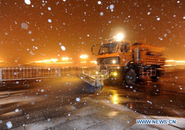 A snowplow works in Chang&apos;an Avenue in Beijng, capital of China, Feb. 13, 2011. Beijing embraced the second snowfall this winter since Saturday night. 