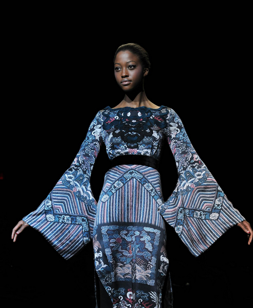 Rolling out her Fall 2011 Collection on the catwalk at Lincoln Center on Saturday, China-born designer Vivienne Tam dazzled this February's New York Fashion Week goers with a fascinating presentation of Chinese aesthetic charm.