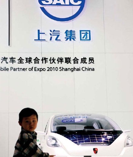 Potential future customer attracted to a Roewe electric concept car developed by SAIC car.[China Daily]
