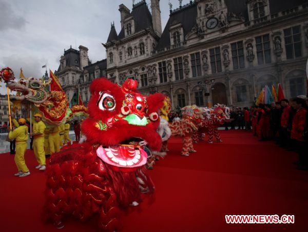 Local Chinese perform lion dance in front of the City Hall of Paris, capital of France, Feb. 13, 2011. Overseas Chinese in France organized a grand performance here on Sunday as part of the celebrations of the Chinese Lunar New Year of Rabbit. [Gao Jing/Xinhua]