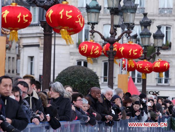 People watch the Chinese performance in front of the City Hall of Paris, capital of France, Feb. 13, 2011. Overseas Chinese in France organized a grand performance here on Sunday as part of the celebrations of the Chinese Lunar New Year of Rabbit. [Gao Jing/Xinhua]