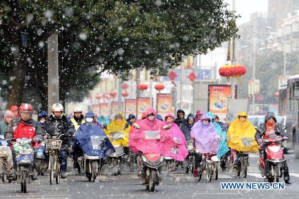Residents ride in snow in Suzhou, east China&apos;s Jiangsu Province, Feb. 14, 2011. A snow shower fell on Jiangsu Monday. 