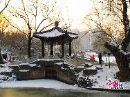Photo taken on Feb.12, 2011 shows the beautiful winter scenery in the Zizhuyuan Park in Beijing. Entering the park, visitors find themselves in a bamboo world: the entrance, tables and chairs are made of bamboo; even the bridges and pavilions are decorated with bamboo. [Photo by Xiaobo]
