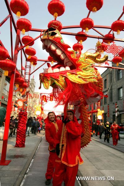 Artists perform a dragon dance at Qianmen Avenue in Beijing, capital of China, Feb. 15, 2011. A carnival began at the avenue Tuesday, including lantern show, dragon dances, Peking Opera performances, to celebrate the upcoming Lantern Festival which falls on Feb. 17, 2011. (Xinhua/Zhao Bing) (ly) 