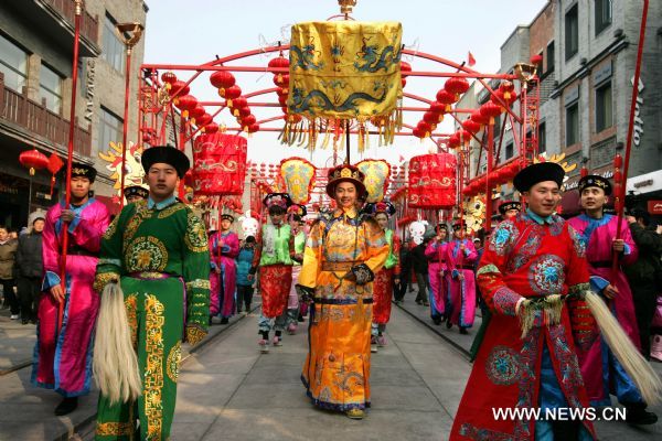 A performer acting as a Qing Dynasty emperor parades at Qianmen Avenue in Beijing, capital of China, Feb. 15, 2011. A carnival began at the avenue Tuesday, including lantern show, dragon dances, Peking Opera performances, to celebrate the upcoming Lantern Festival which falls on Feb. 17, 2011. (Xinhua/Zhao Bing) (ly) 