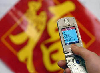 A cell phone with Spring Festival greeting messages is shown in the picture.