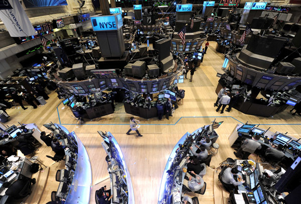 Traders work in New York Stock Exchange in New York, the United States, Feb. 15, 2011. NYSE Euronext and Germany's Deutsche Boerse announced on Tuesday that they had reached a final agreement on business combination to form the biggest exchange operator in the world. [Xinhua]