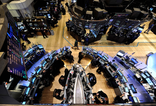 Traders work in New York Stock Exchange in New York, the United States, Feb. 15, 2011. NYSE Euronext and Germany's Deutsche Boerse announced on Tuesday that they had reached a final agreement on business combination to form the biggest exchange operator in the world. [Xinhua]