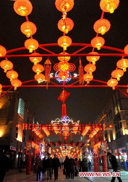 People visit the Qianmen Street to view lanterns in Beijing, capital of China, Feb. 15, 2011. A lantern show to celebrate the upcoming Lantern Festival started Tuesday evening at Qianmen Street in Beijing. [Li Wenming/Xinhua]