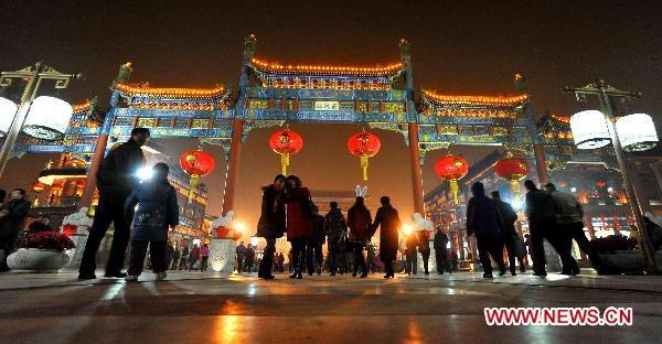 People visit the Qianmen Street to view lanterns in Beijing, capital of China, Feb. 15, 2011. A lantern show to celebrate the upcoming Lantern Festival started Tuesday evening at Qianmen Street in Beijing. [Li Wenming/Xinhua]