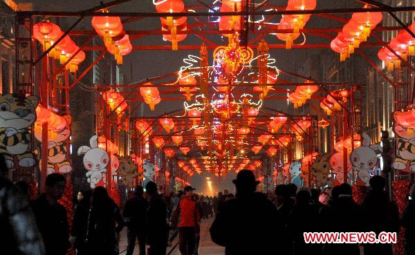 People visit the Qianmen Street to view lanterns in Beijing, capital of China, Feb. 15, 2011. A lantern show to celebrate the upcoming Lantern Festival started Tuesday evening at Qianmen Street in Beijing. [Li Wenming/Xinhua]