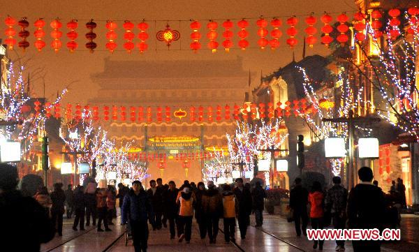 People visit the Qianmen Street to view lanterns in Beijing, capital of China, Feb. 15, 2011. A lantern show to celebrate the upcoming Lantern Festival started Tuesday evening at Qianmen Street in Beijing. [Li Wenming/Xinhua]