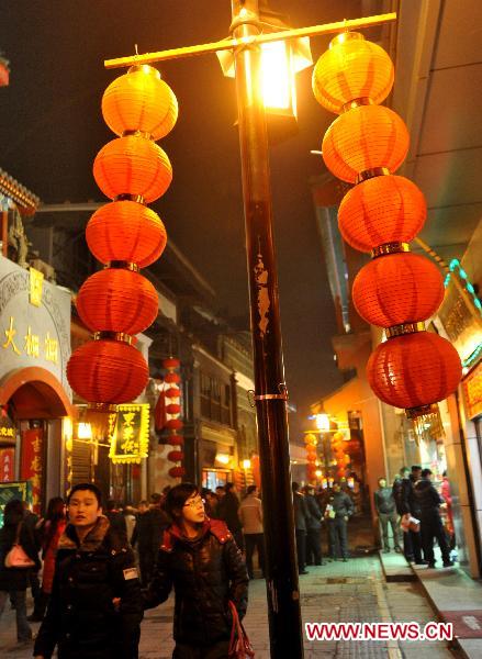 People visit the Qianmen Street to view lanterns in Beijing, capital of China, Feb. 15, 2011. A lantern show to celebrate the upcoming Lantern Festival started Tuesday evening at Qianmen Street in Beijing. [Li Wenming/Xinhua]