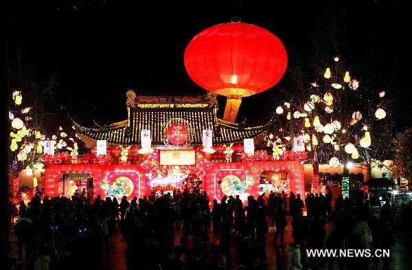 Tourists view lanterns at the Confucius Temple scenic area in Nanjing, capital of east China's Jiangsu Province, on Feb. 15, 2011. Lanterns were lit at the area to celebrate the upcoming Lantern Festival that falls on Feb. 17, 2011. [Wang Xin/Xinhua]