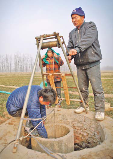 Farmers pump water from a well to irrigate their wheat crops in Yuncheng county, Shandong province, last week. [China Daily] 