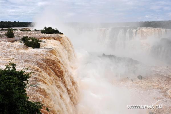 Photo shows the view of the Iguazu Falls at the southern border of Brazil, Feb. 15, 2011. Due to recent heavy rains, the flow of the Iguazu Falls increased from 1,500 cubic meters per second to 6,500 cubic meters per second. [Xinhua] 