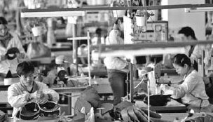 Employees manufacturing footwears at Hashan Shoe Plant in Wenzhou, Zhejiang province. [China Daily]