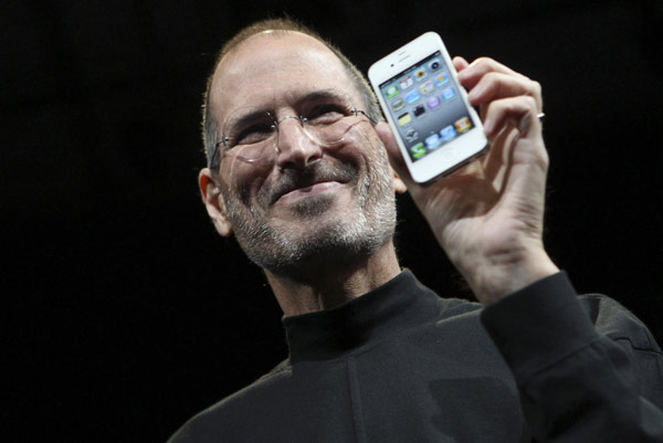 Apple CEO Steve Jobs poses with the new iPhone 4 during the Apple Worldwide Developers Conference in San Francisco, California in this June 7, 2010 file photo.[China Daily]