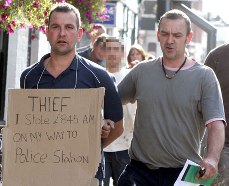Mark Gilbert (left) was frog-marched to the police station by his boss Simon Cremer. [PETER LAWSON/EASTNEWS]