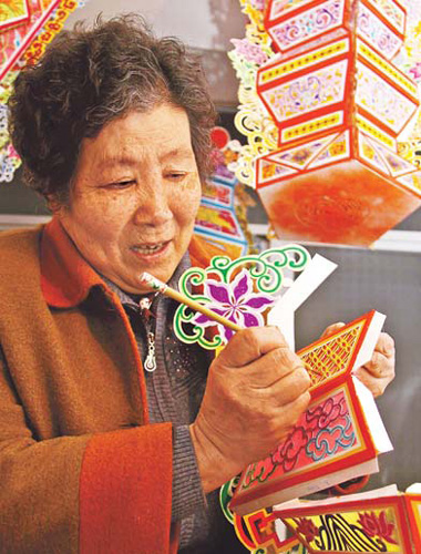 Master lantern maker Li Zhuqin demonstrates the intricacies of her craft in Quanzhou, Fujian province. [China Daily]
