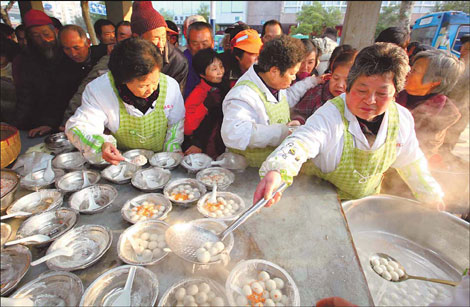 Tangyuan are served as a warm winter recipe for the elderly in this file photo from last year. [China Daily]