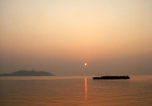 Covering a circumference of 400 kilometers, Chaohu Lake is located in the middle of Anhui Province. [ahnw. gov. cn]