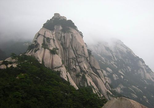 Tianzhu Mountain is located within the boundaries of Qianshan County, Anqing City of Anhui Province. [yiqiyou. com]