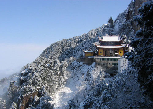 Jiuhua Mountain borders on the Yangtze River in the north and faces the Huangshan Mountain toward the south. [xinmin. cn]