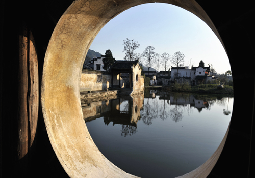 Huizhou Ancient Town is located in the south of eastern China's Anhui Province. [panaromio. com]