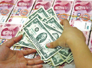 An employee counts renminbi and US dollar notes at an Industrial and Commercial Bank of China's branch in Huaibei, Anhui province. China has vowed to diversify its $2.85 trillion foreign-exchange reserves portfolio to counter risks. [China Daily]