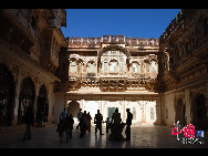 Mehrangarh Fort, located in Jodhpur city in Rajasthan state is one of the largest forts in India.The fort is situated 400 feet (122 m) above the city, and is enclosed by imposing thick walls. Inside its boundaries there are several palaces known for their intricate carvings and expansive courtyards. A winding road leads to and from the city below. The museum in the Mehrangarh fort is one of the most well-stocked museums in Rajasthan. [Photo by Ye Ming]