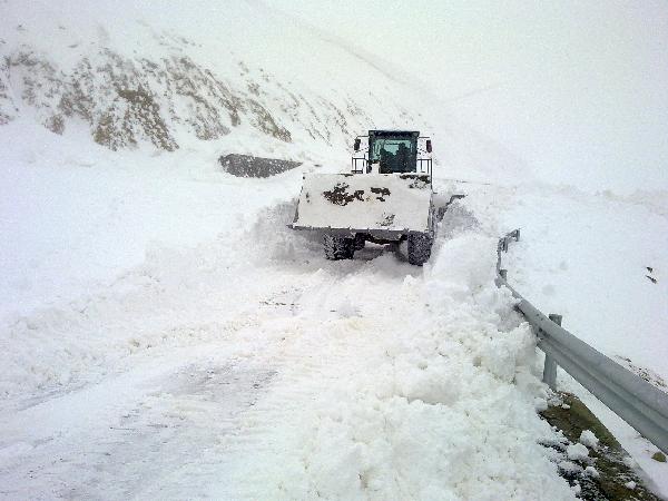 A front-end loader clears a path through deep snow on a crucial national road link in Ali Prefecture, southwest China&apos;s Tibet Autonomous Region, Feb. 16, 2011. Heavy snowfalls have hit the region since Sunday and paralyzed the traffic along the Xinjiang-Tibet Highway. Rescue teams equipped with heavy vehicles were sent out to transfer snowbound travelers and clean snow from roads.
