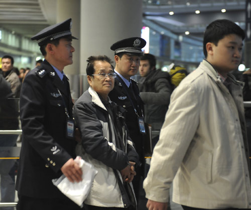 Zeng Hanlin (second from left) arrives at Beijing Capital International airport on Thursday afternoon after being deported by Canada. [Photo/Xinhua] 