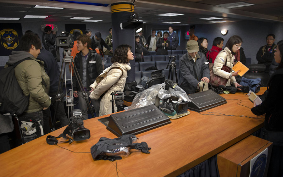 Hong Kong media prepares for the press conference held on the Blue Ridge ship on February 19, 2010. The USS Blue Ridge, flagship for the Commander of the U.S. Navy&apos;s 7th Fleet, started its five-day port visit in Hong Kong on Saturday. Carrying more than 1,400 crews on board, the 194-meter Blue Ridge, with a tonnage of over 19,000 tons, has been in service for about 40 years. [Xinhua]