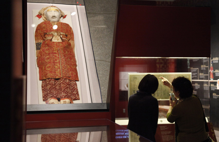 People view exhibits during an exhibition featuring archeological findings in northwest China&apos;s Xinjiang Uygur Autonomous Region at the museum of Pennsylvania University in Philadelphia, Feb. 18, 2011. It is the third leg of the exhibition in the U.S., which will last until March 28, 2011. [Xinhua]