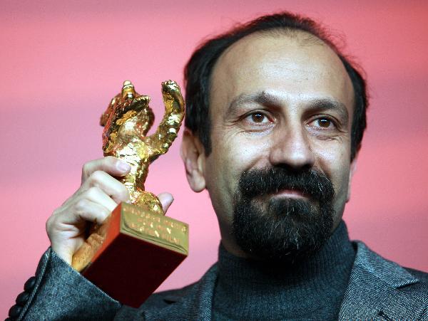 Iranian director Asghar Farhadi of the film 'Jodaeiye Nadar Az Simin' ('Nadar and Simin, A Separation') poses with the Golden Bear award for Best Film, during a news conference after the awards ceremony at the 61st Berlinale International Film Festival in Berlin, Feb. 19, 2011. [Xinhua]