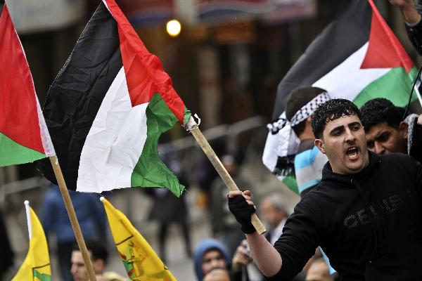 Palestinian Fatah supporters take part in a rally to support Palestinian President Mahmoud Abbas and to protest the U.S. veto, in the West Bank city of Ramallah, on Feb. 20, 2011. About 2000 Palestinians demonstrated Sunday against the U.S veto in the United Nations Security Council against a draft resolution condemning Jewish settlement in the occupied Palestinian territories. [Fadi Arouri/Xinhua]