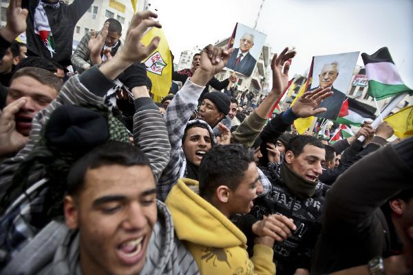 Palestinian Fatah supporters take part in a rally to support Palestinian President Mahmoud Abbas and to protest the U.S. veto, in the West Bank city of Ramallah, on Feb. 20, 2011. About 2000 Palestinians demonstrated Sunday against the U.S veto in the United Nations Security Council against a draft resolution condemning Jewish settlement in the occupied Palestinian territories. [Fadi Arouri/Xinhua]