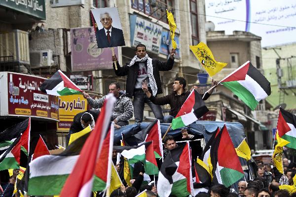 Palestinian Fatah supporters take part in a rally to support Palestinian President Mahmoud Abbas and to protest the U.S. veto, in the West Bank city of Ramallah, on Feb. 20, 2011. About 2000 Palestinians demonstrated Sunday against the U.S veto in the United Nations Security Council against a draft resolution condemning Jewish settlement in the occupied Palestinian territories. [Fadi Arouri/Xinhua]