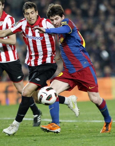 Athletic Bilbao's Ekiza challenges Barcelona's Lionel Messi (R) during their Spanish first division soccer match at Nou Camp stadium in Barcelona February 20, 2011. (Xinhua/Reuters Photo) 