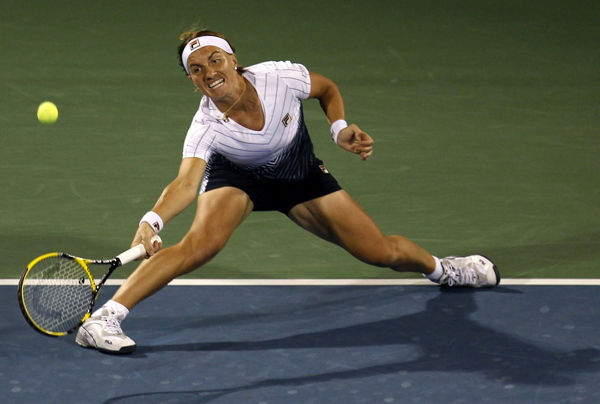 Svetlana Kuznetsova of Russia hits a return to Caroline Wozniacki of Denmark during their final match at the WTA Dubai Tennis Championships February 20, 2011.(Xinhua/Reuters Photo) 