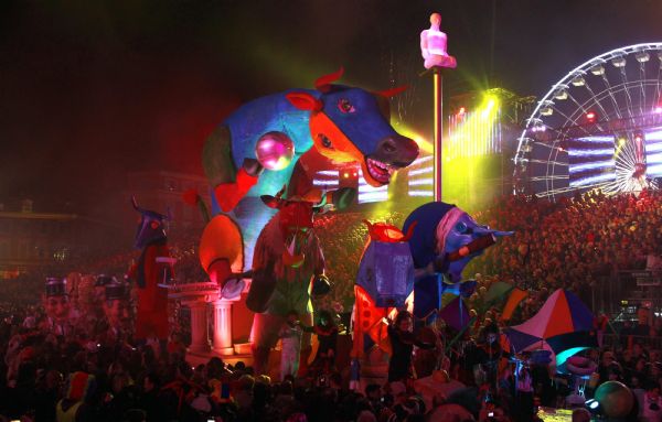 A float entitled 'Bull of Picasso' is paraded during the Nice Carnival in Nice A float entitled 'Bull of Picasso' is paraded during the Nice Carnival in Nice, southeastern France February 19, 2011. (Xinhua/Reuters)