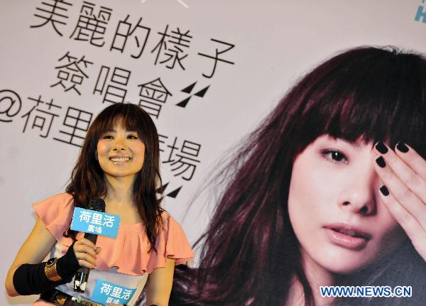 Liu Xuan interacts with fans during a promotion for her new album in Hong Kong, south China, Feb. 20, 2011. The 31-year-old former Chinese Olympic champion and now a pop singer, held a promotion campaign for her new album 'Way of Beauty' here on Sunday.