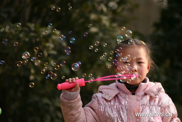 A girl blows bubbles in Xuanwu Lake Park in Nanjing, capital of east China&apos;s Jiangsu Province, Feb. 20, 2011. As the temperature rose on Sunday, local residents went outdoors to enjoy warm spring weather in Nanjing.