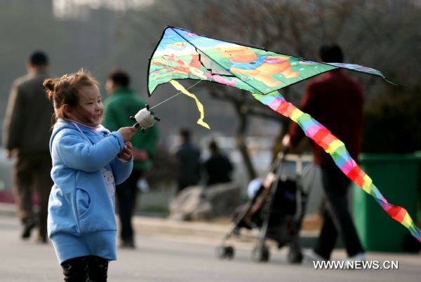 A girl flies a kite in Xuanwu Lake Park in Nanjing, capital of east China&apos;s Jiangsu Province, Feb. 20, 2011. As the temperature rose on Sunday, local residents went outdoors to enjoy warm spring weather in Nanjing. 